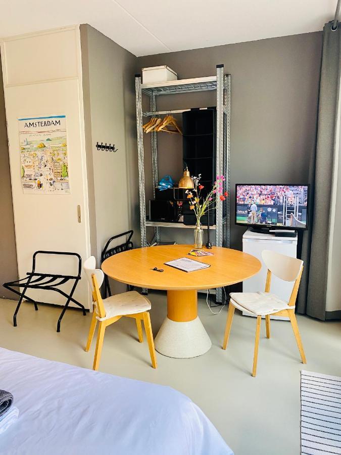 Private Studio With Free Car Parking Amsterdam Esterno foto